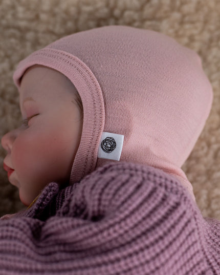Babymütze mit Schleife aus Wolle – Merinowolle – Misty Rose